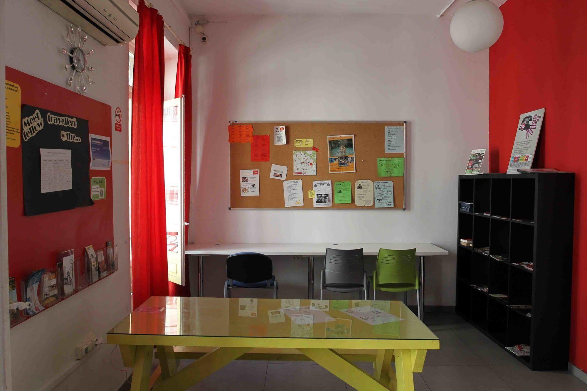 Red Nest Hostel Valencia Luaran gambar
