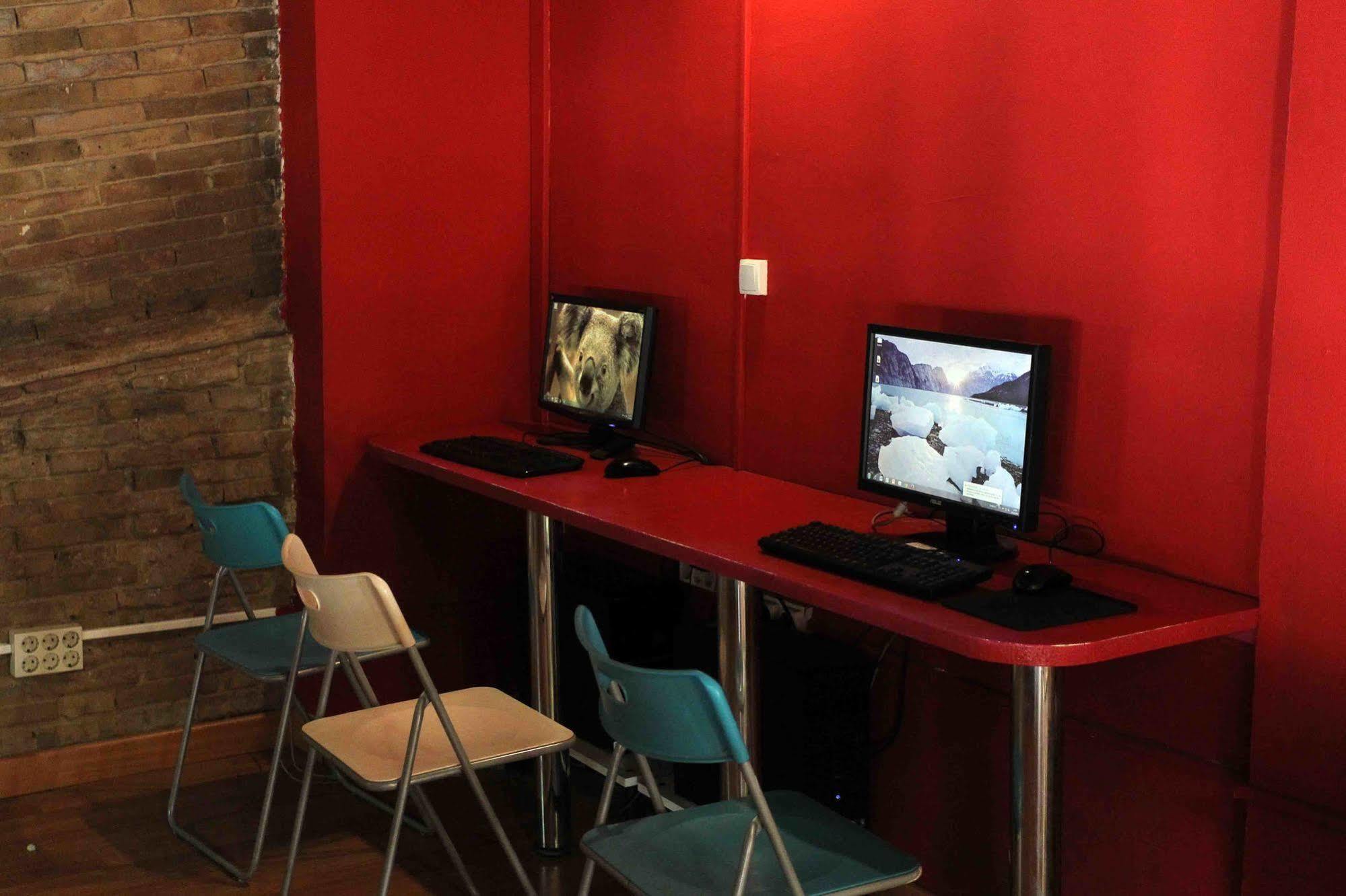 Red Nest Hostel Valencia Luaran gambar
